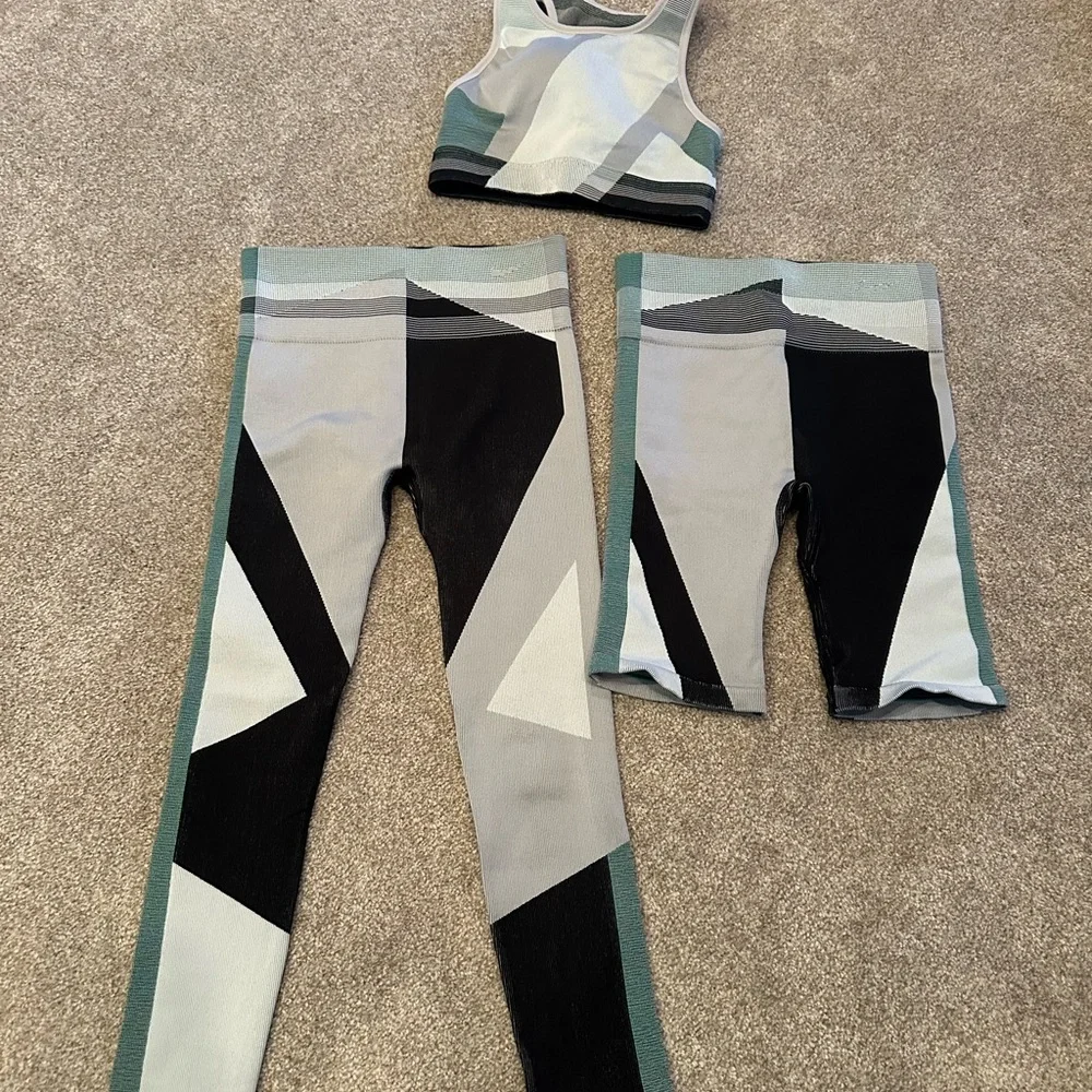 Geometric Activewear Set in Black and Gray - Picture 1 of 1
